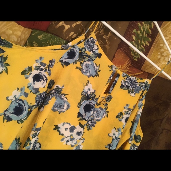 Cold shoulder floral design top - Picture 2 of 5